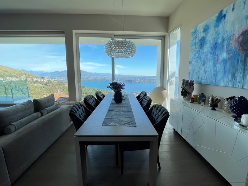 Antes: comedor junto a un lago, oscuro frente a la ventana iluminada