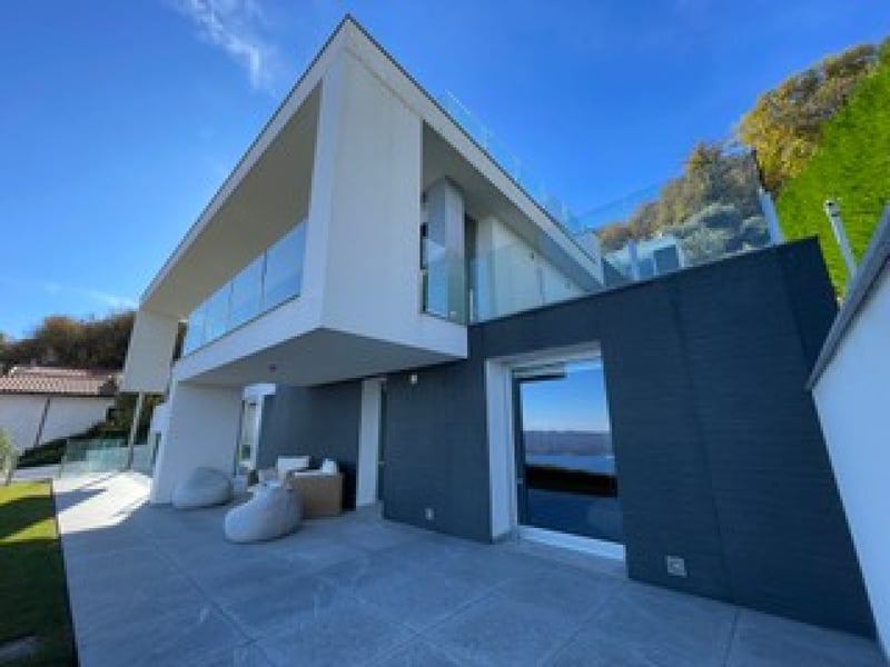 Antes: villa en el lago Mayor, 320 × 240 píxeles